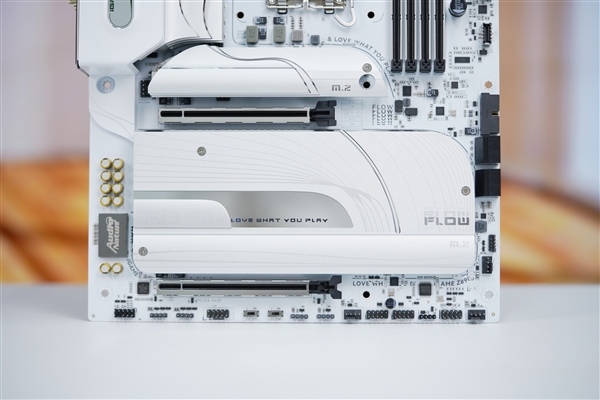 白色风格装机必备!七彩虹iGame Z890 FLOW V20主板图赏