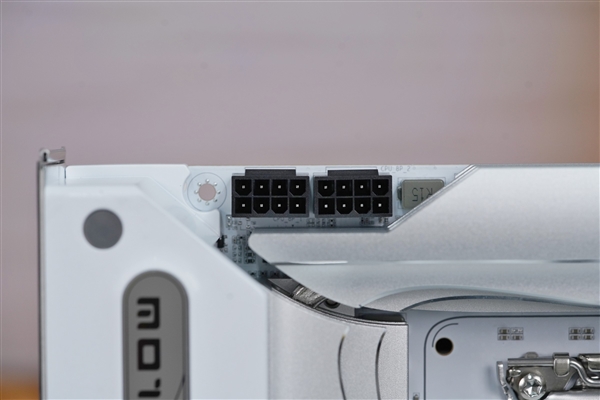 白色风格装机必备!七彩虹iGame Z890 FLOW V20主板图赏