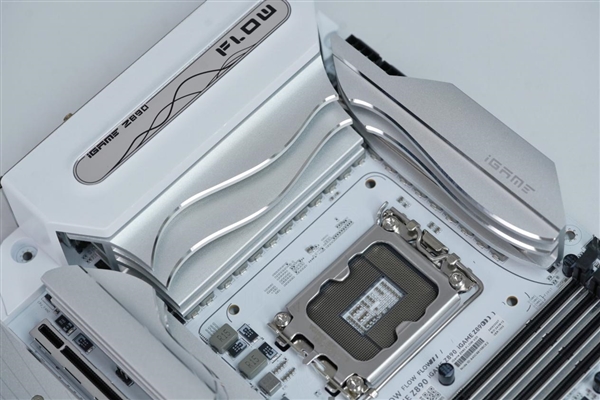 白色风格装机必备!七彩虹iGame Z890 FLOW V20主板图赏