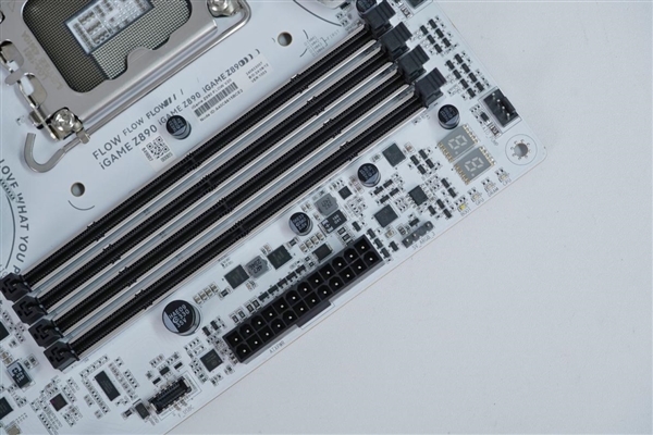 白色风格装机必备!七彩虹iGame Z890 FLOW V20主板图赏