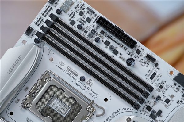 白色风格装机必备!七彩虹iGame Z890 FLOW V20主板图赏