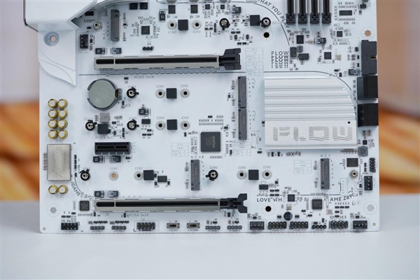 白色风格装机必备!七彩虹iGame Z890 FLOW V20主板图赏