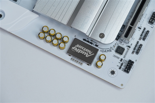 白色风格装机必备!七彩虹iGame Z890 FLOW V20主板图赏