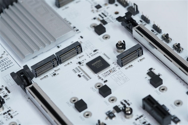 白色风格装机必备!七彩虹iGame Z890 FLOW V20主板图赏