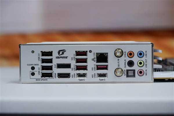 白色风格装机必备!七彩虹iGame Z890 FLOW V20主板图赏