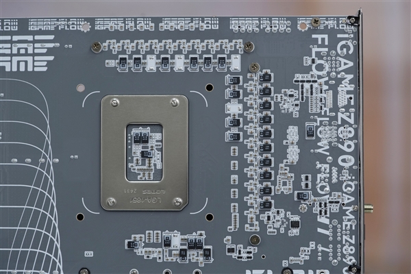 白色风格装机必备!七彩虹iGame Z890 FLOW V20主板图赏