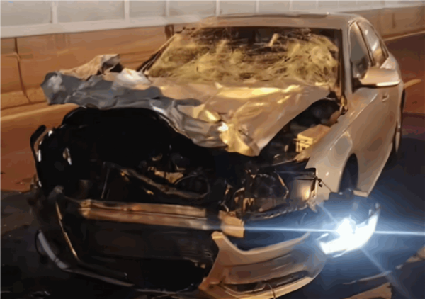 奥迪A4L高架上撞翻农用车!肇事美女司机莫名火了