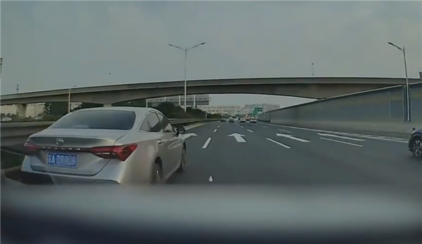 为何高速上总是堵车 博主晒视频:好多日系慢车走最左侧