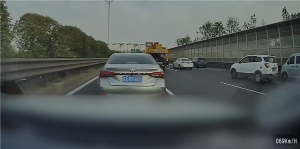 为何高速上总是堵车 博主晒视频:好多日系慢车走最左侧