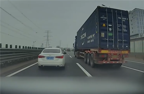 为何高速上总是堵车 博主晒视频:好多日系慢车走最左侧