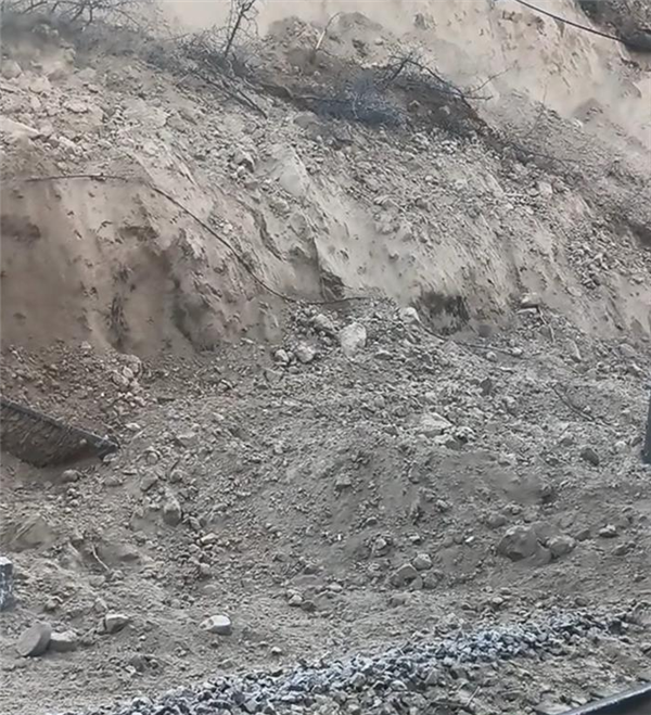 陇海铁路山体滑塌 一列车受阻:乘客都很安全 原因不详