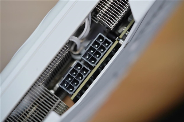 陶瓷般质感!铭瑄Intel Arc B580 iCraft 12G显卡图赏