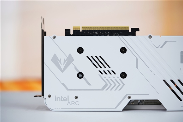 陶瓷般质感!铭瑄Intel Arc B580 iCraft 12G显卡图赏