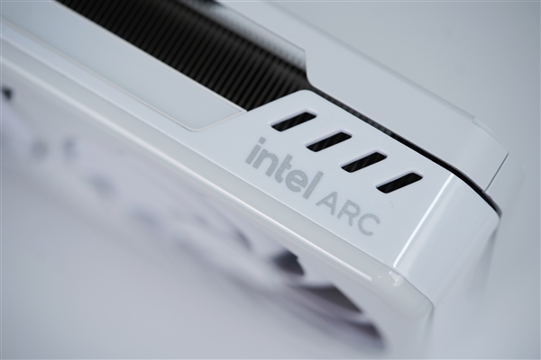 陶瓷般质感!铭瑄Intel Arc B580 iCraft 12G显卡图赏