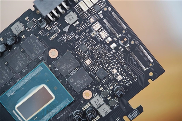 陶瓷般质感!铭瑄Intel Arc B580 iCraft 12G显卡图赏
