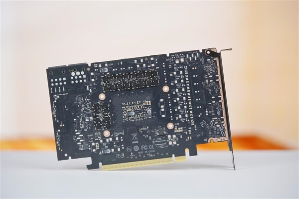 陶瓷般质感!铭瑄Intel Arc B580 iCraft 12G显卡图赏