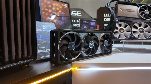 华硕推出全新ROG ASTRAL夜神RTX 50旗舰显卡!首次用上四风扇