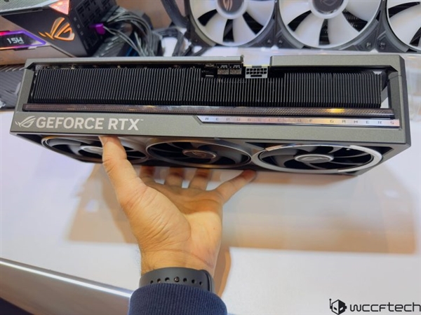 华硕推出全新ROG ASTRAL夜神RTX 50旗舰显卡!首次用上四风扇