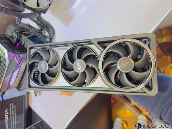 华硕推出全新ROG ASTRAL夜神RTX 50旗舰显卡!首次用上四风扇