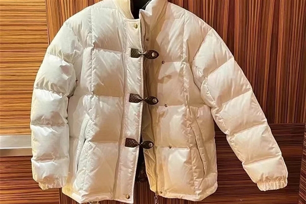 女子花4.5万买羽绒服:穿4天就起毛 门店称“顾客穿着不当”