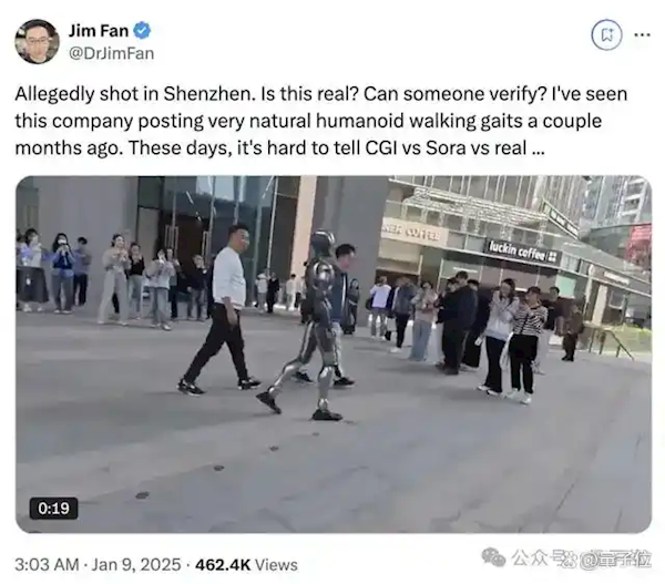 国产人形机器人街边溜达爆火海外:自然步态大步流星如模特T台秀