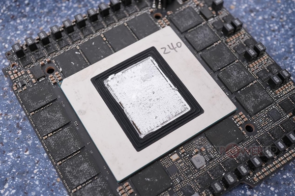 拆解RTX 5090把液金散热换成硅脂:实测温度差别不太大