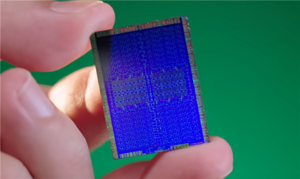 RTX 5090/D GB202内核照首次公开:922亿晶体管的暴力美学!