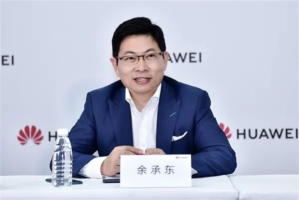 华为重磅新品曝光!比三折叠手机还更科幻...