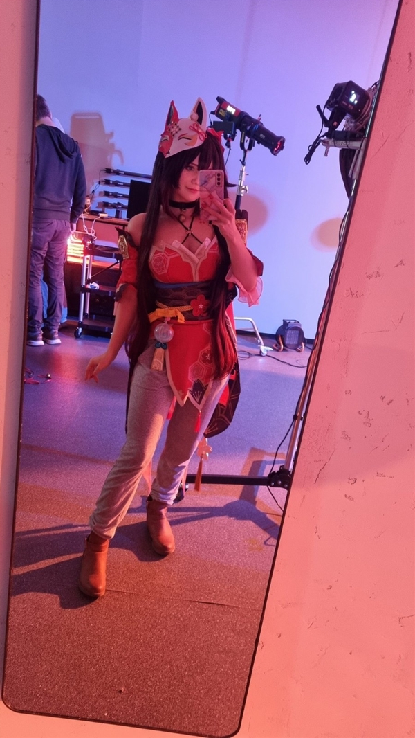 德国美女Cos《巫师3》希里蒸桑拿:性感诱人