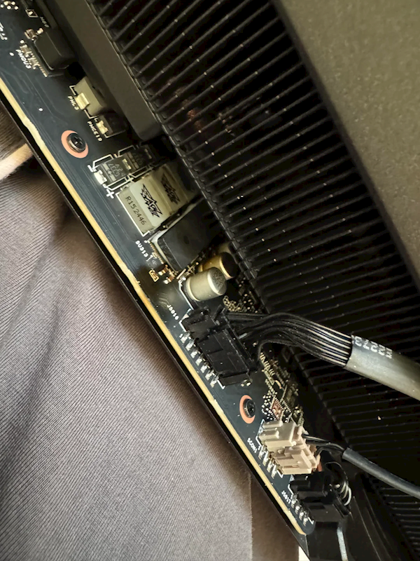 RTX 5090上市后频繁翻车:蓝屏、黑屏、电源口融化...这下又烧了电容!