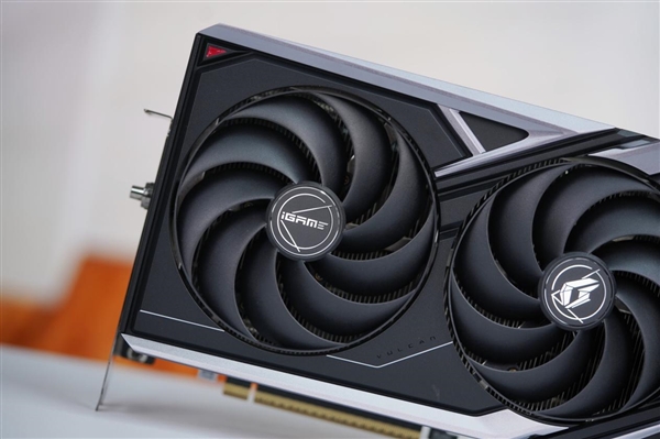 百帧游戏利器!七彩虹iGame RTX 5070 Ti Vulcan OC图赏