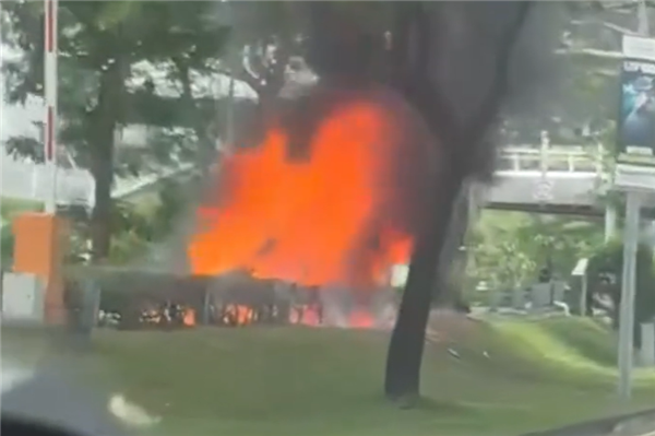 新加坡一保时捷连撞5车后起火:驾驶员困车内被烧身亡