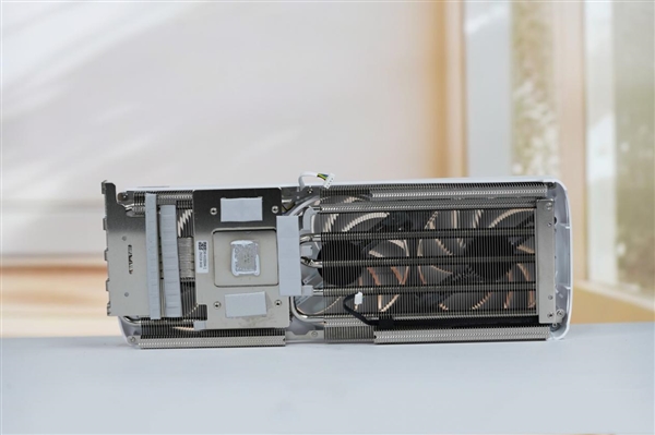 活力涂鸦!索泰RTX 5070 XGAMING OC显卡图赏