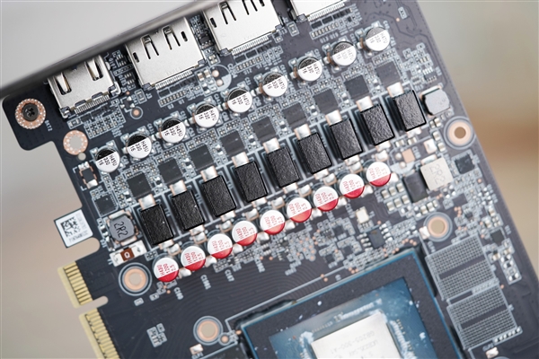 活力涂鸦!索泰RTX 5070 XGAMING OC显卡图赏
