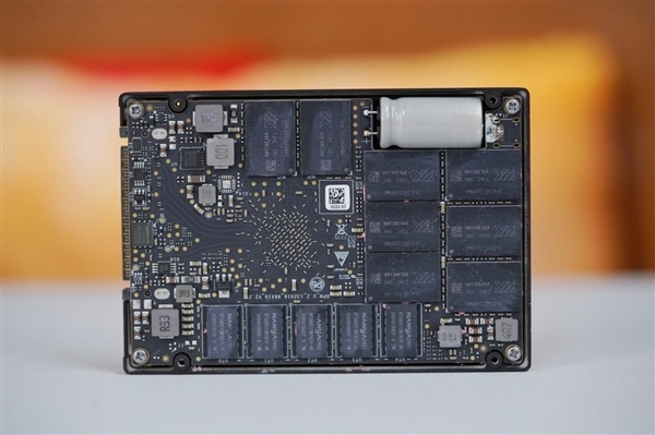 长江存储首款PCIe 5.0企业级SSD PE511:首次32TB、性能提升100%