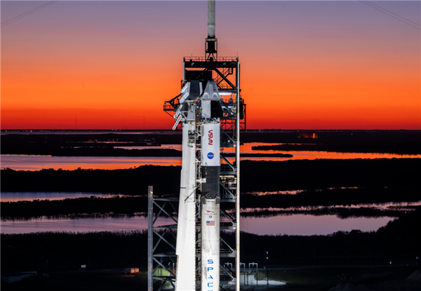 SpaceX飞龙船准备起飞!滞留太空9个月的美国两名宇航员 终于要回家了