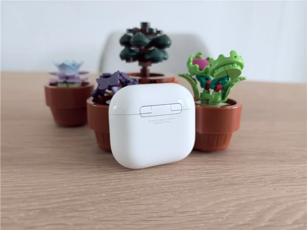 苹果据称拟为AirPods推出实时翻译功能 或随iOS 19推出