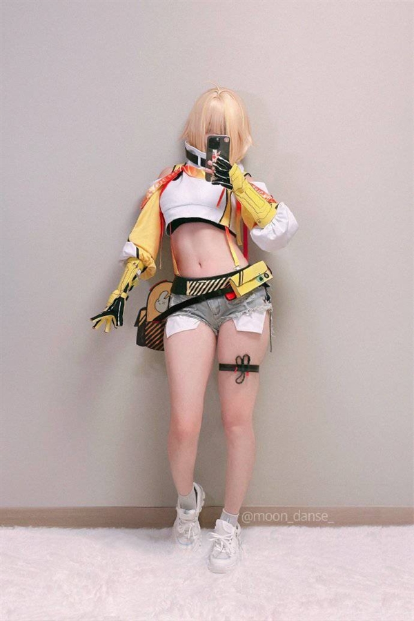 《妮姬》美术组成员Cos美图 身材和服装完美还原