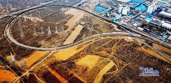 足足2.6公里!震撼航拍中国最长的火车