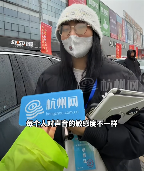 凯迪拉克锐歌车内异响修了一年 女车主维权现场心酸落泪