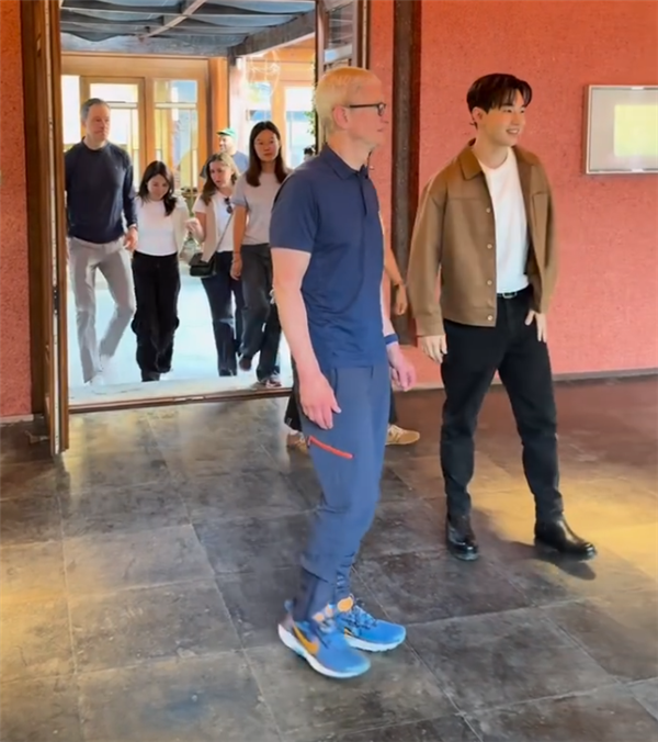 库克现身北京 杨天真建议下一代苹果Pro出粉色