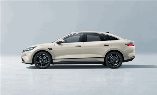 半价特斯拉Model 3国产平替选手！比亚迪秦L EV上市：11.98万起