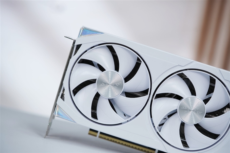 耕升RTX 5070踏雪OC显卡评测：性能优秀散热一流 还是颜值巅峰