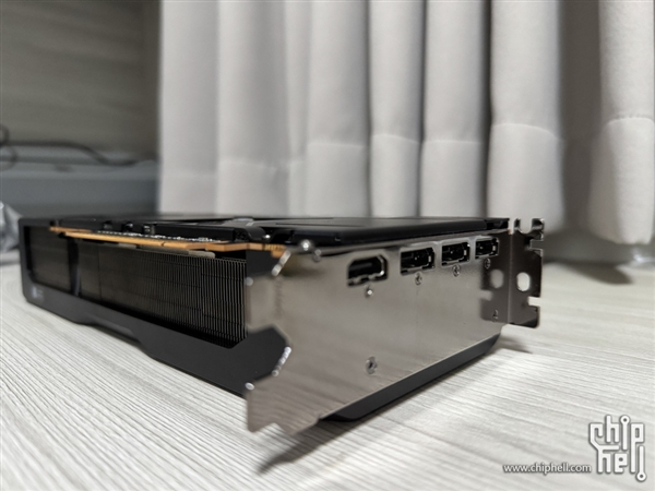 RX 9070 OEM版首测!双风扇的代价 烤机达67℃