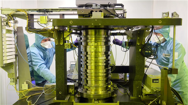 官方:俄罗斯有了第一台自己的350nm光刻机!明年搞定130nm
