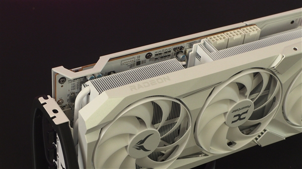 最特殊的RX 9070 XT:明明叫红魔 却通体纯白