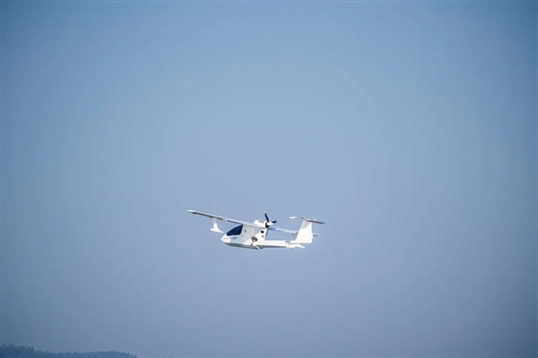 航程2800公里!“混江龙”水陆两栖无人机小河流水面起降成功