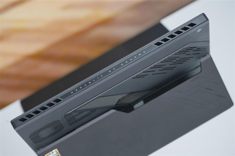 CPU超越i9-14900HX、核显强于RTX 4060！ROG幻X 2025评测：唯一能跑70B大模型