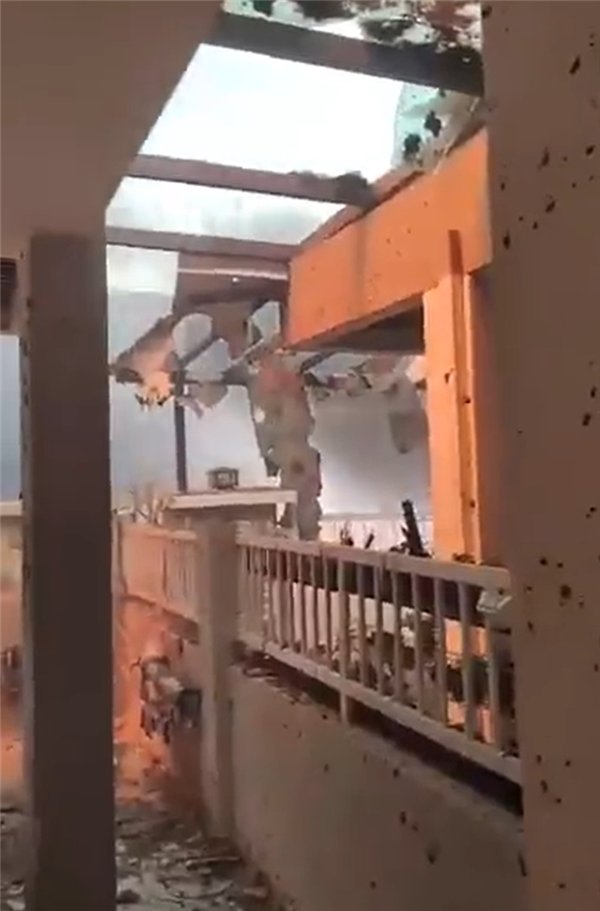 火焰喷到数百米高空!马来西亚一闹市燃气管道破裂引发大火