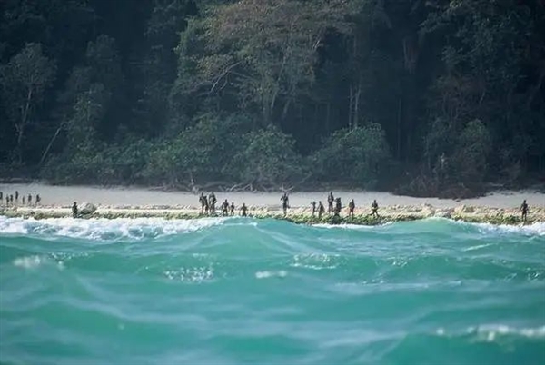 印度原始部落与世隔绝6万年 拒绝外人上岛